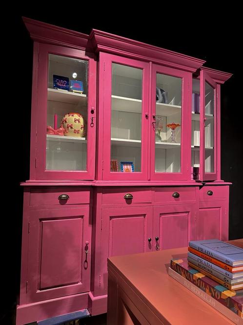 Knal roze vitrine kast, Antiek en Kunst, Antiek | Meubels | Kasten, Ophalen of Verzenden
