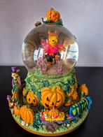 Prachtige Heloween snowglobe Met winnie en vrienden, Ophalen of Verzenden, Winnie de Poeh of vrienden, Zo goed als nieuw, Beeldje of Figuurtje