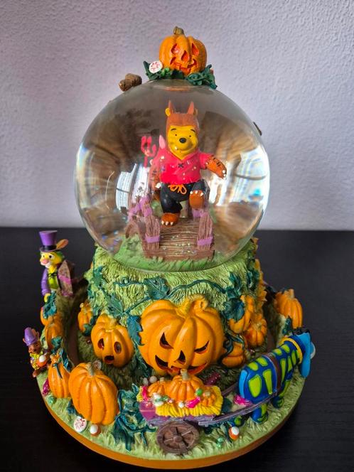Prachtige Heloween snowglobe Met winnie en vrienden, Verzamelen, Disney, Zo goed als nieuw, Beeldje of Figuurtje, Winnie de Poeh of vrienden