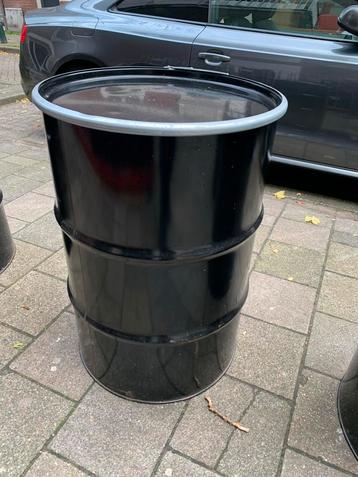 Metalen Vat / Ton 200 liter met deksel 5 stuks beschikbaar voor biedingen