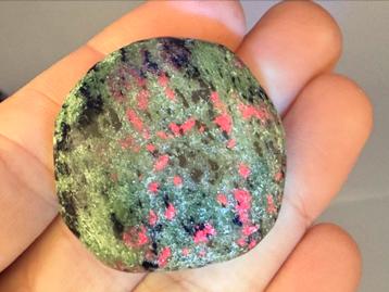Robijn in Zoisiet Tanganyika artstone mineralen UV Actief beschikbaar voor biedingen