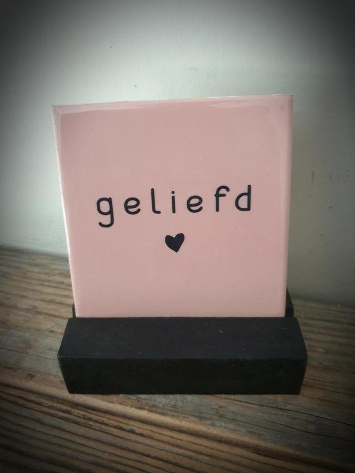 Tekst tegel "Geliefd" teksttegel met spreuk, Huis en Inrichting, Woonaccessoires | Tekstborden en Spreuken, Nieuw, Ophalen of Verzenden