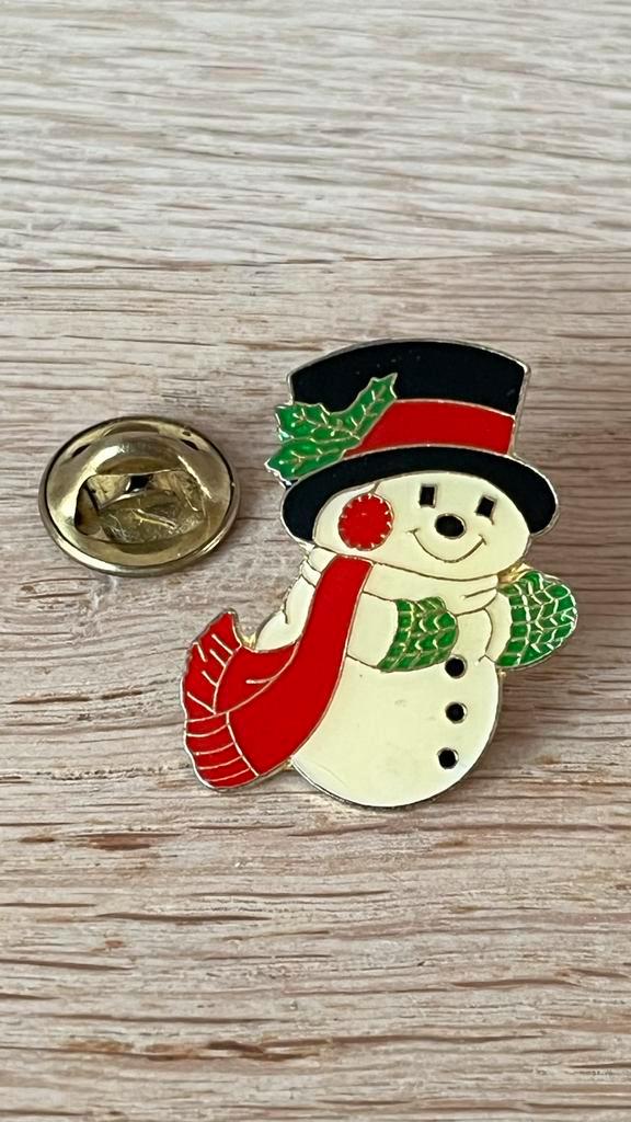 Leuke Sneeuwpop Pin - Kerst Accessoire, Verzamelen, Speldjes, Pins en Buttons, Gebruikt, Ophalen of Verzenden