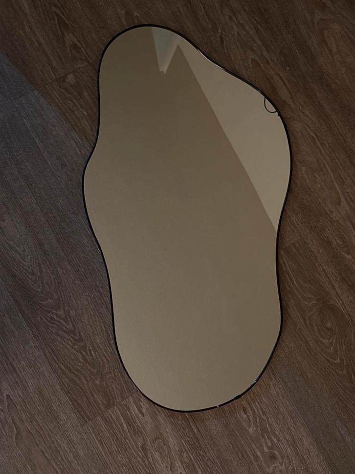 Organische Spiegel met Zwarte Rand, Huis en Inrichting, Woonaccessoires | Spiegels, Nieuw, 50 tot 75 cm, 100 tot 150 cm, Overige vormen