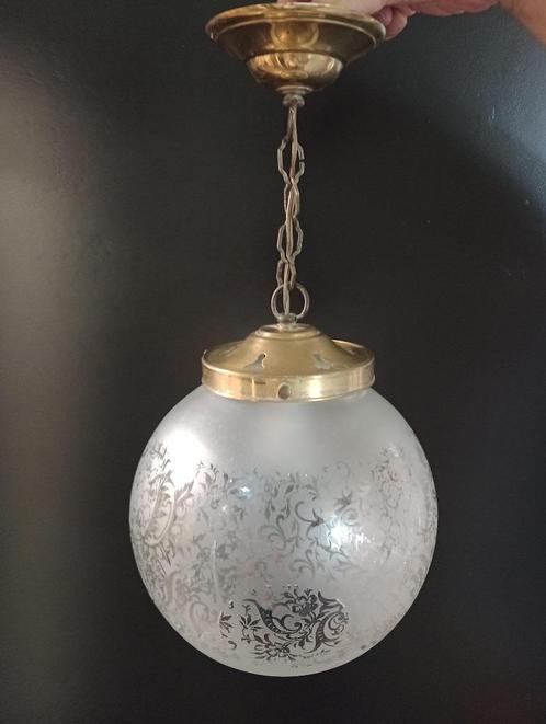 Mooie vintage hanglamp met bol van glas, Huis en Inrichting, Lampen | Hanglampen, Gebruikt, Minder dan 50 cm, Glas, Metaal, Ophalen of Verzenden
