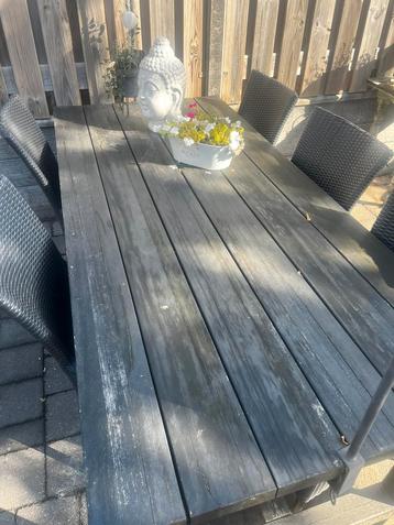 Houten tuintafel beschikbaar voor biedingen