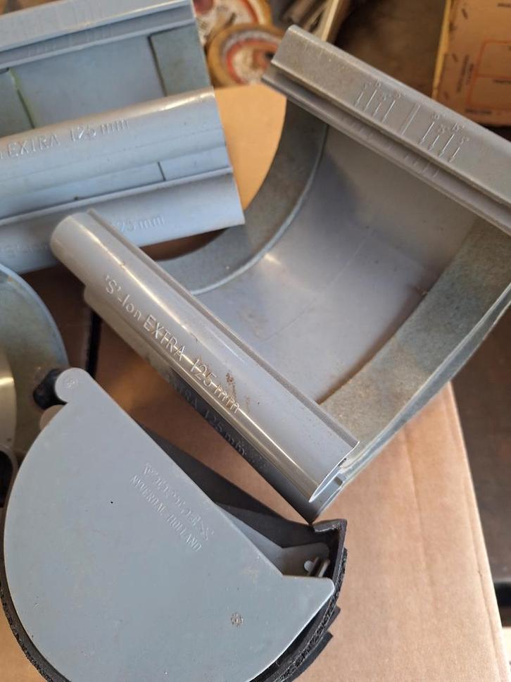 Grijze kunststof dakgoten - Diverse onderdelen, Doe-het-zelf en Verbouw, Dakpannen en Dakbedekking, Gebruikt, Overige typen, Kunststof