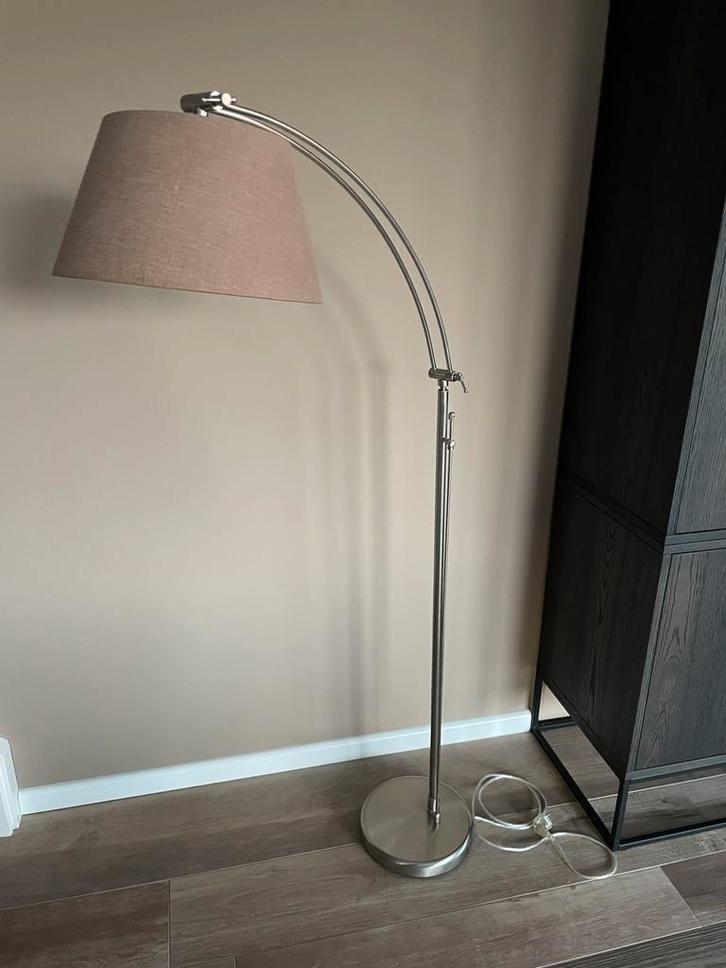 Staande lamp geborsteld staal met taupe kap, Huis en Inrichting, Lampen | Vloerlampen, Zo goed als nieuw, 150 tot 200 cm, Metaal