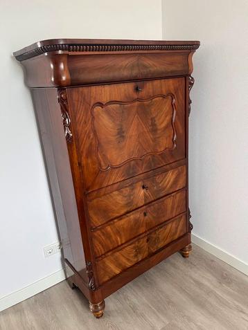 Antiek secretaire bureau beschikbaar voor biedingen