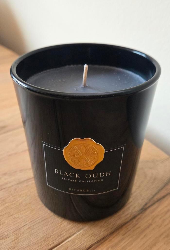 Rituals Black Oudh Kaars, Huis en Inrichting, Woonaccessoires | Kandelaars en Kaarsen, Nieuw, Kaars, Minder dan 25 cm, Overige materialen