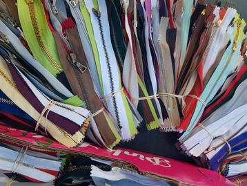  giga partij nylon en metalen ritsen in bosjes a 50 stuks beschikbaar voor biedingen