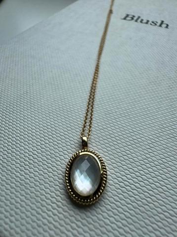 Ketting met hanger parelmoer beschikbaar voor biedingen