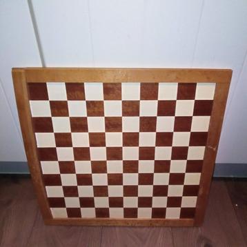 Schaak/dam bord met doosje damstenen /schaakstenen gebruikt beschikbaar voor biedingen