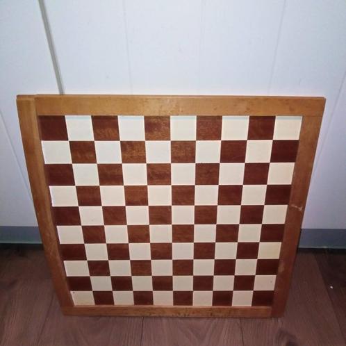 Schaak/dam bord met doosje damstenen /schaakstenen gebruikt, Hobby en Vrije tijd, Gezelschapsspellen | Bordspellen, Gebruikt, Een of twee spelers
