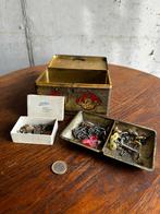 Antiek metalen naaikistje / sieradendoosje met inhoud, Hobby en Vrije tijd, Naaien en Fournituren, Ophalen of Verzenden, Zo goed als nieuw