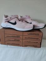 Nike Revolution 6 FlyEase Roze - Maat 33, Meisje, Sportschoenen, Ophalen of Verzenden, Zo goed als nieuw