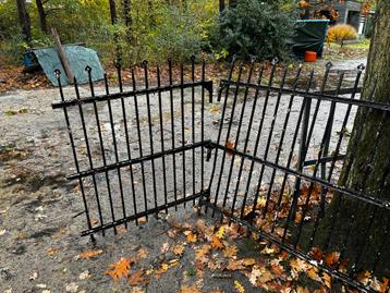 Stijlvol oud geklonken smeedijzer hekwerk 2 delen beschikbaar voor biedingen