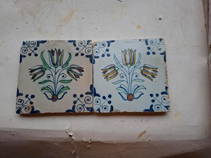 Twee polychrome tegels met drietulpen, Antiek en Kunst, Antiek | Wandborden en Tegels, Ophalen of Verzenden