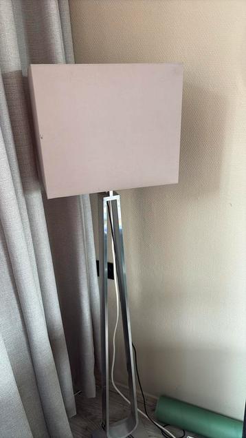 Vloerlampen 2 stuks beschikbaar voor biedingen