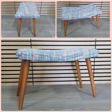 🦋 Vintage voetenbankje met nieuw kussentje en bekleding beschikbaar voor biedingen