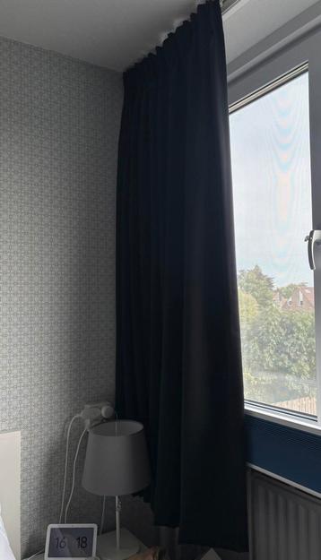 Zwarte velours gordijnen beschikbaar voor biedingen