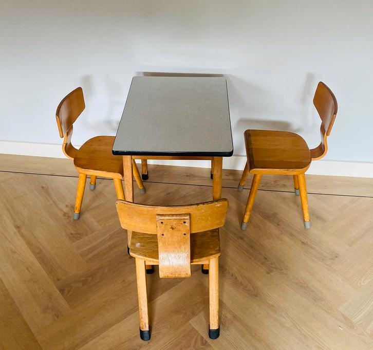 Vintage school tafeltje met drie stoeltjes beukenhout, Kinderen en Baby's, Kinderkamer | Tafels en Stoelen, Gebruikt, Tafel(s) en Stoel(en)