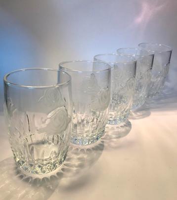 Vijf mooie drinkglazen met rozen erop, frosted glas beschikbaar voor biedingen