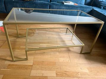 Glazen salontafel met mat goud frame beschikbaar voor biedingen