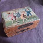 Antiek Houten Spaarpotje Tafereel Spelende Kinderen, Verzenden