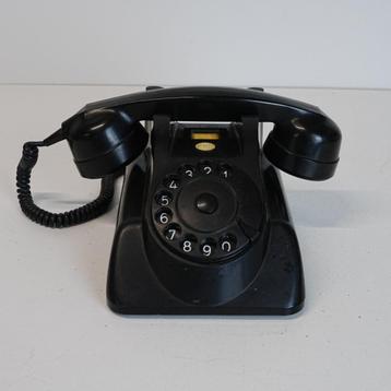 Vintage PTT bakeliet draaischijf telefoon uit 1961.  