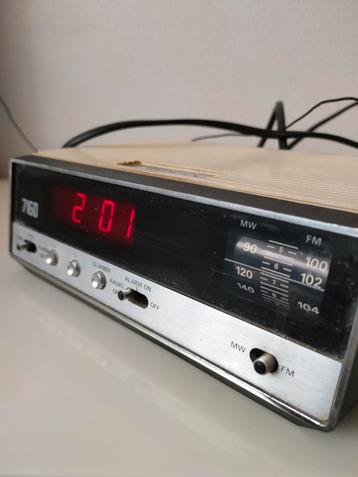 Vintage Klok radio Aristona Digitaal  beschikbaar voor biedingen
