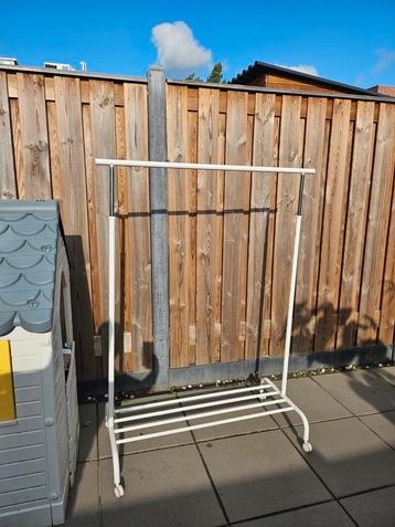 Kledingrek wit op wielen beschikbaar voor biedingen