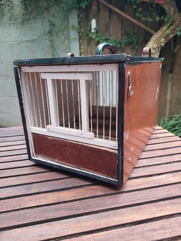 Vintage duiven kooitje
35 cm lang 24 cm breed 21 cm hoog beschikbaar voor biedingen