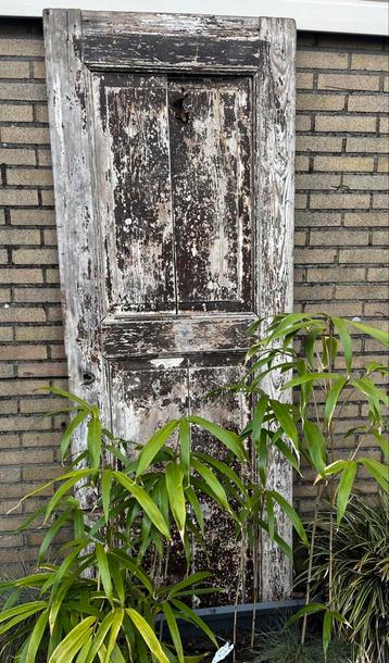 Oude staldeur beschikbaar voor biedingen