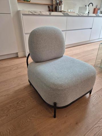 Lichtgrijze fauteuil met zwarte details beschikbaar voor biedingen