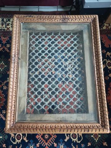 Hardhouten bijzettafel met glas en houtsnijwerk beschikbaar voor biedingen