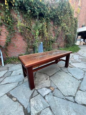 Handgemaakte Houten Tafel met Glasplaat beschikbaar voor biedingen