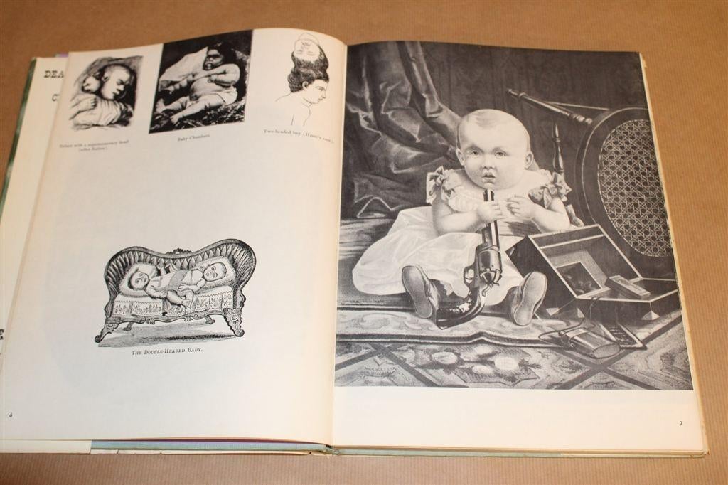 Charles Addams: De Addams Family [1959] — Een Familiealbum, Ophalen of Verzenden, Gelezen