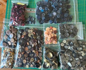 Heel veel knopen in verschillende maten, soorten, kleuren beschikbaar voor biedingen
