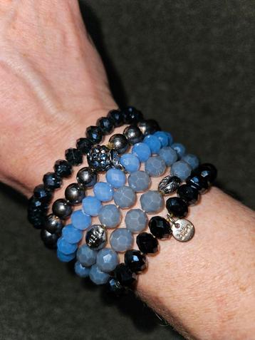 Diverse armbandjes in blauwtinten elastisch beschikbaar voor biedingen