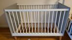 Babybed bopita, grijs, wit, houte poten 70x120cm, Ledikant, Gebruikt, Ophalen