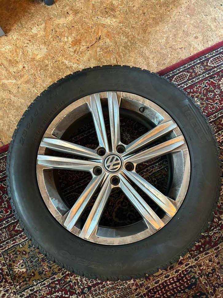 Mooie set R18 235/55 VW Sebring Velgen, Pirelli winterbanden, Auto-onderdelen, Banden en Velgen, Banden en Velgen, Winterbanden