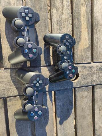 3 controllers , 1 van Sony andere twee geen merk beschikbaar voor biedingen