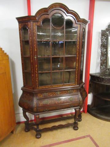 Oer 11134 18e eeuws kruisvoet glaskast met marqueterie beschikbaar voor biedingen