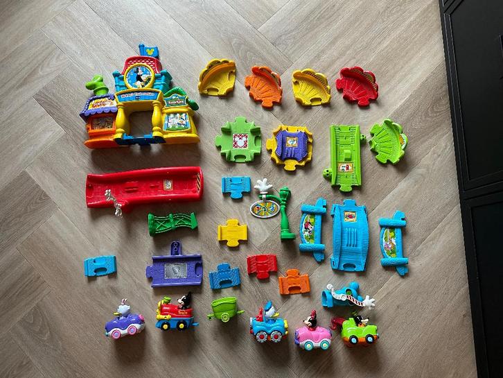 Vtech Disney Toet Toet Mickey's Treinstation + extra auto's, Kinderen en Baby's, Speelgoed | Vtech, Zo goed als nieuw, 2 tot 4 jaar