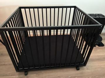 Babybox op wieltjes zwart incl. boxmatras beschikbaar voor biedingen