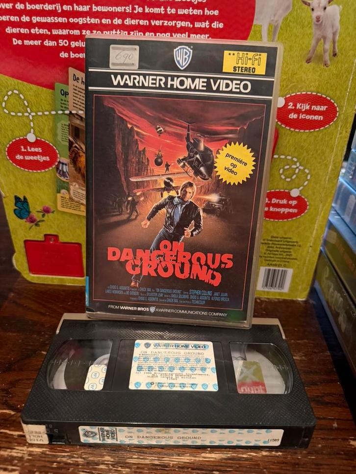 On Dangerous Ground - ex rental VHS, Cd's en Dvd's, VHS | Film, Gebruikt, Actie en Avontuur, Vanaf 16 jaar, Verzenden