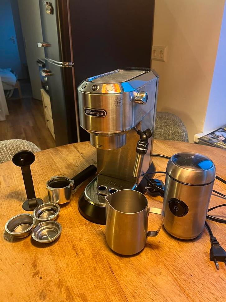 DeLonghi Dedica EC685 Pistonmachine Zilver met bonenmaler, Witgoed en Apparatuur, Koffiezetapparaten, Zo goed als nieuw, Gemalen koffie