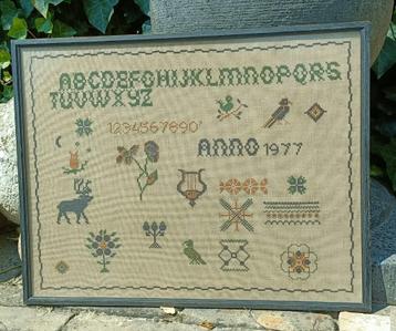 Vintage geborduurde merklap borduurlap sampler 1977 47,5x37 beschikbaar voor biedingen