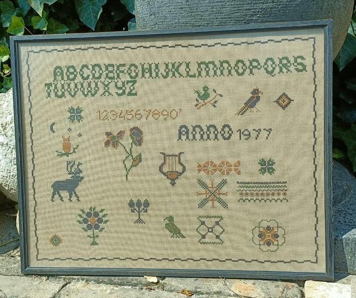 Vintage geborduurde merklap borduurlap sampler 1977 47,5x37, Hobby en Vrije tijd, Borduren en Borduurmachines, Gebruikt, Ophalen of Verzenden